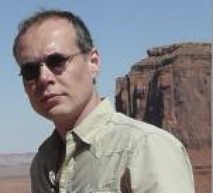 Ulrich next to red cliffs