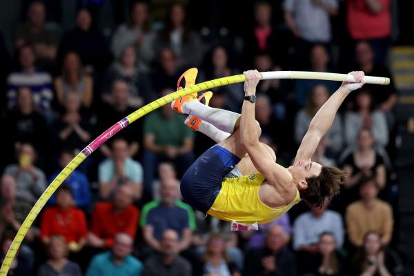 Duplantis doing a Pole Vault